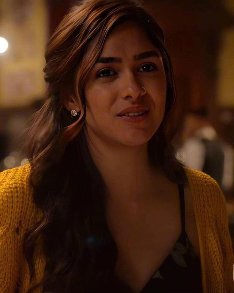 mrunal-thakur-cute-expression